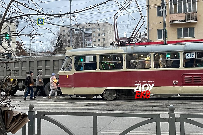 В центре Екатеринбурга сошёл с рельсов трамвай