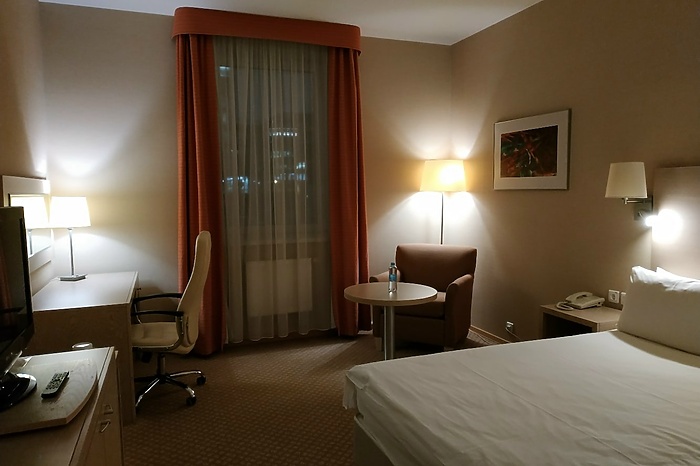 Ушел в «закат». Врач Пироговки посоветовал для хорошего сна теплый свет