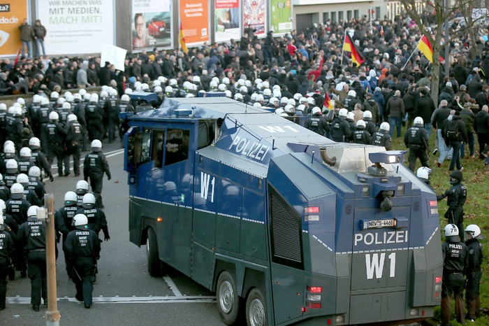 Беспорядки в Кельне: ранены трое полицейских и журналист