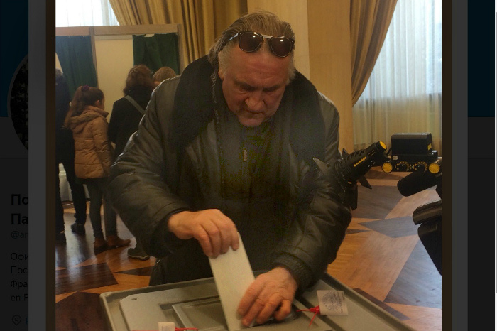 Жерар Депардье проголосовал в посольстве России в Париже