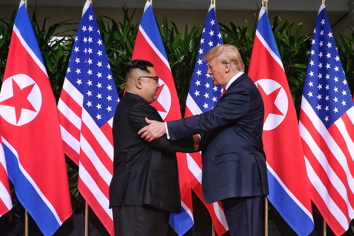 Дональд Трамп и Ким Чен Ын начали историческую встречу с рукопожатия