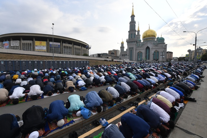 Мусульмане отмечают свой главный праздник — Курбан-байрам
