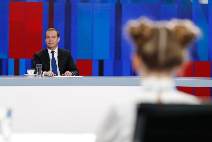 Ведущие пресс-конференции Медведева не решились на вопрос про самолет его жены