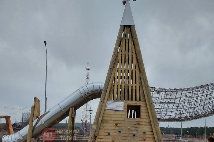 В Нижнем Тагиле ребёнок упал с высоты из-за оборвавшегося каната на детской площадке