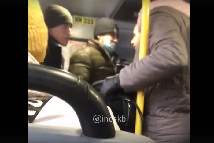 В Екатеринбурге водитель автобуса пытался посадить за руль пассажира