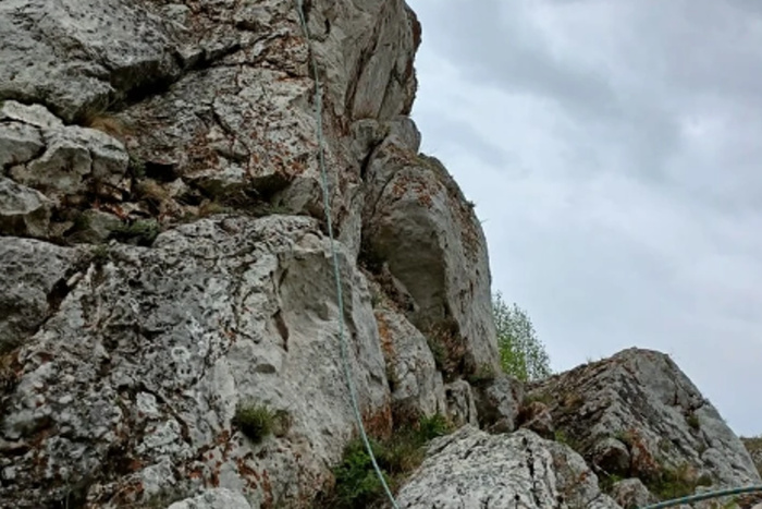 В Каменске-Уральском женщина сорвалась со скалы и разбилась насмерть
