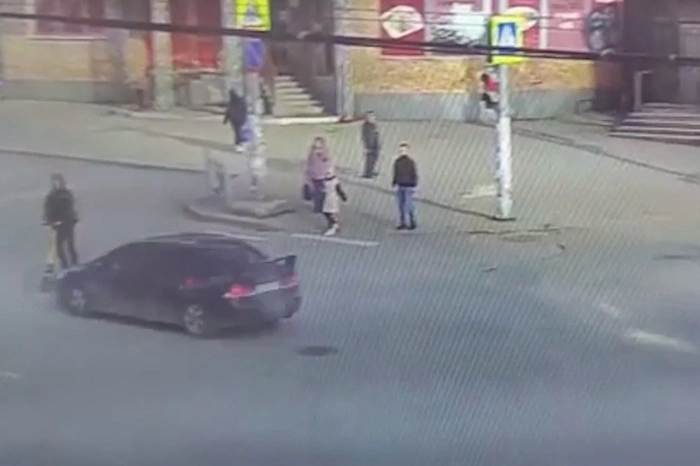 У самокатчика, которого сбили в Екатеринбурге, нашли пакетик с наркотиками