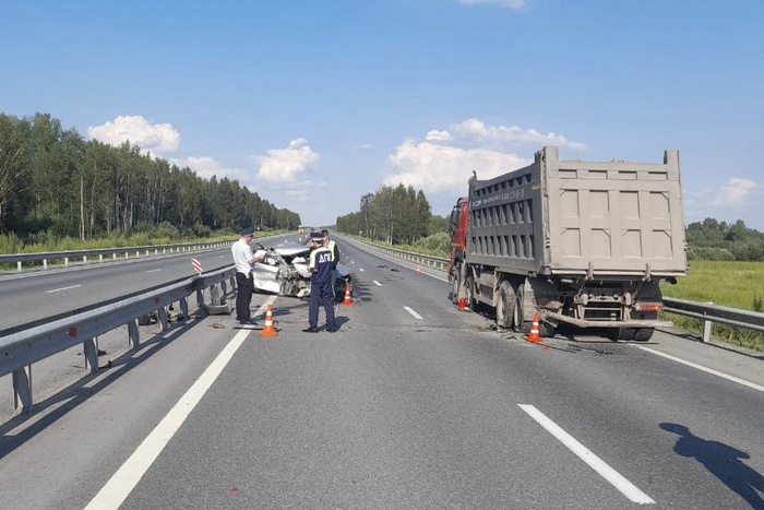 На Урале пожилой водитель погиб, врезавшись в стоящий на дороге грузовик