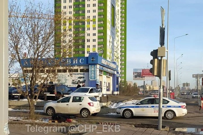 «Вывалилась из машины с пеной во рту»: на Окружной нашли труп женщины