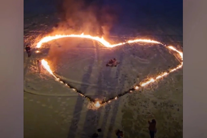 В Екатеринбурге неизвестный зажёг сердце на Городском пруду