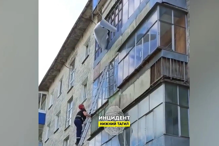 Свердловские родители оставили малышей на балконе, и те едва не погибли