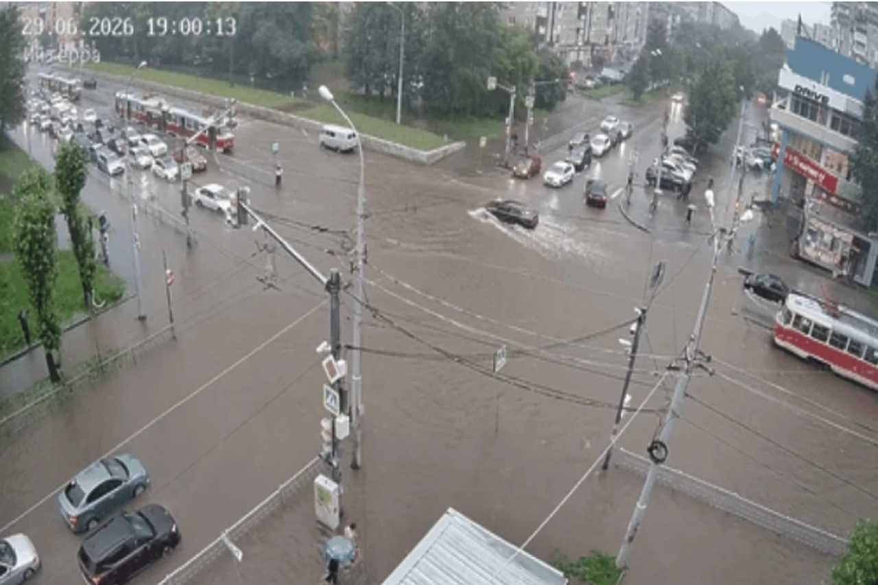 Улицы Екатеринбурга ушли под воду (ФОТО)