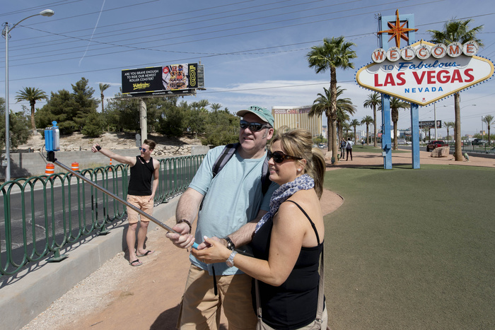 Газета посоветовала туристам приглядывать за своими смартфонами на селфи-палках
