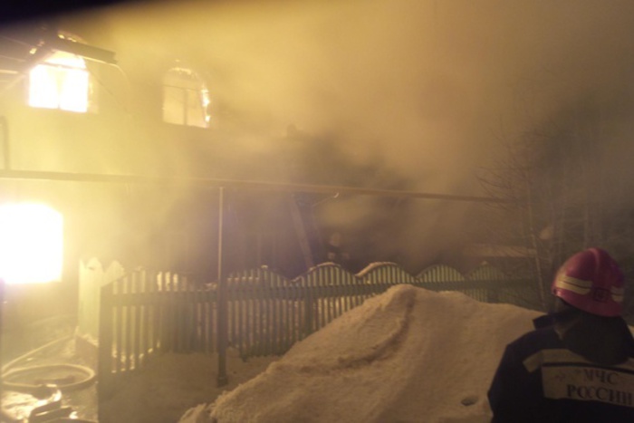 Дом многодетной семьи в Миассе сгорел после конфликта с коллекторами