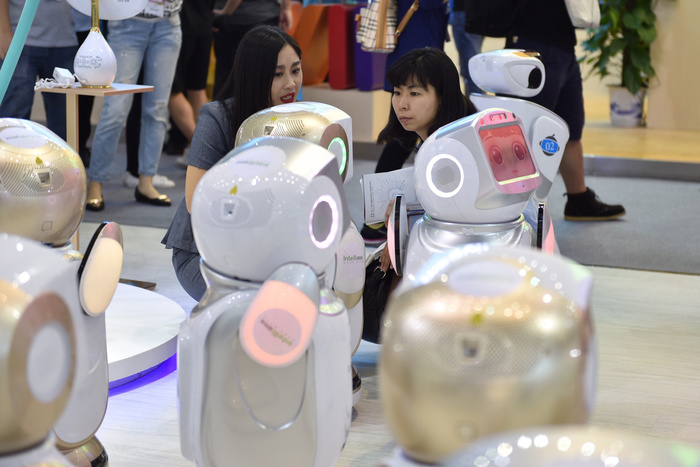 Обучающий детей робот ранил мужчину на выставке в Китае