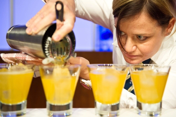 Со слезами на глазах. Ресторатор Евгений Кексин продает бар «Юность»