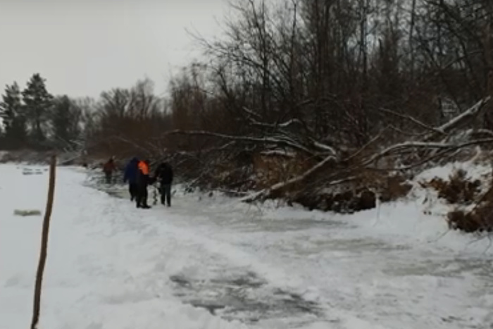 В Свердловской области ищут рыбака, который на машине провалился под лёд