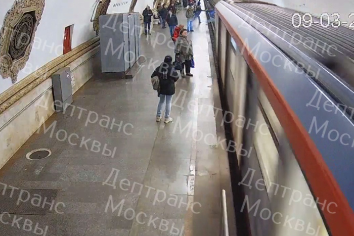 Психбольница проверяет, как лечили пациента, толкнувшего подростка под поезд метро в Москве (ВИДЕО)