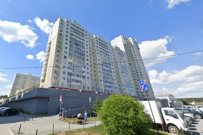 В Екатеринбурге пьяный дебошир выкидывает вещи из окна