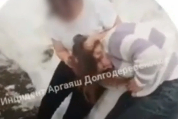 В уральском селе толпа школьниц избила девочку-подростка