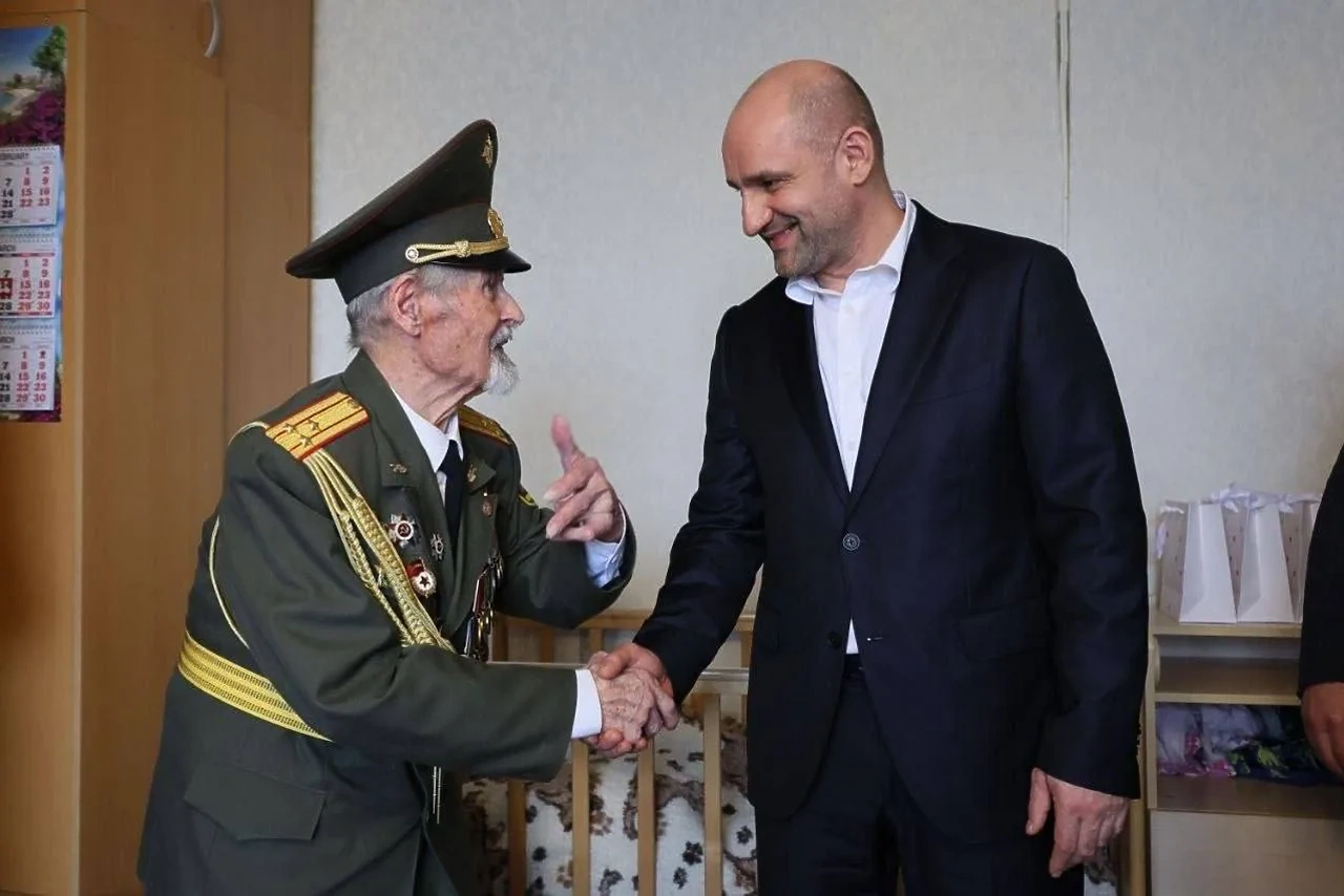 В Екатеринбурге Жога подарил именные часы разведчику, отметившему 100-летний юбилей (ФОТО)