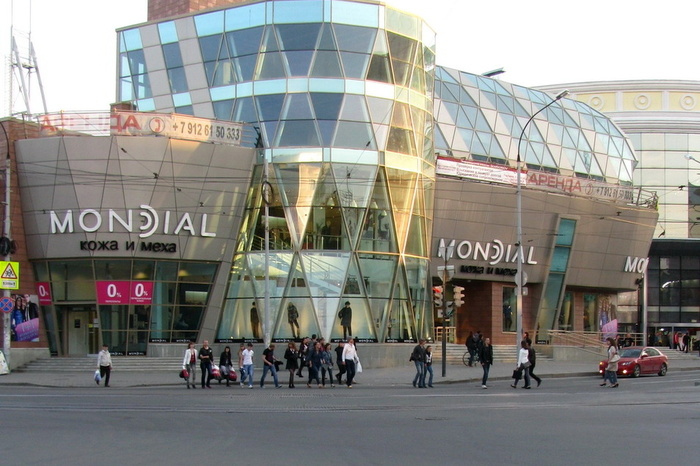 В центре Екатеринбурга принудительно закроют салон мехов и магазин распродаж