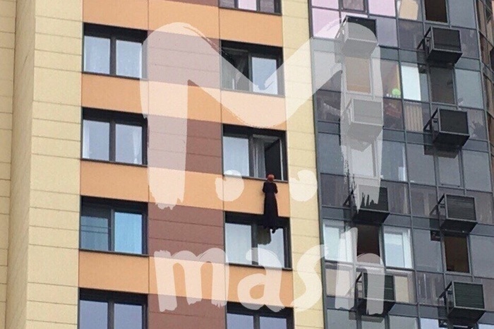 Девушка повесилась на фасаде многоэтажки в Новой Москве
