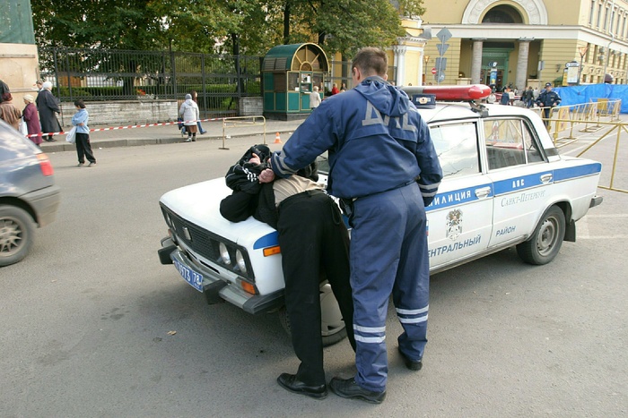 На юге Москвы автомобиль врезался в группу пешеходов