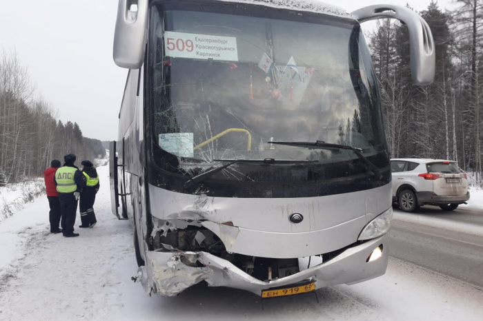 В Свердловской области столкнулись пассажирский автобус и два автомобиля
