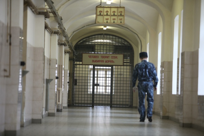 В Екатеринбурге пьяный охранник украл с работы почти миллион рублей