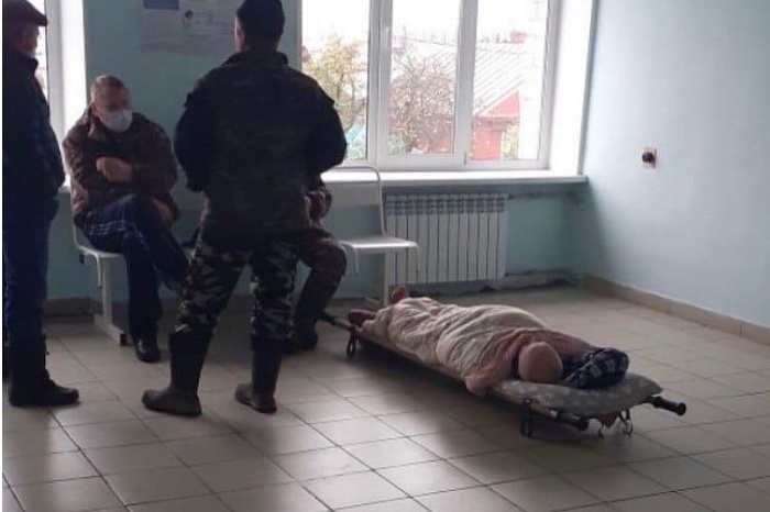 В нижегородской больнице неходячий пациент с пневмонией 4 часа ждал помощи на полу