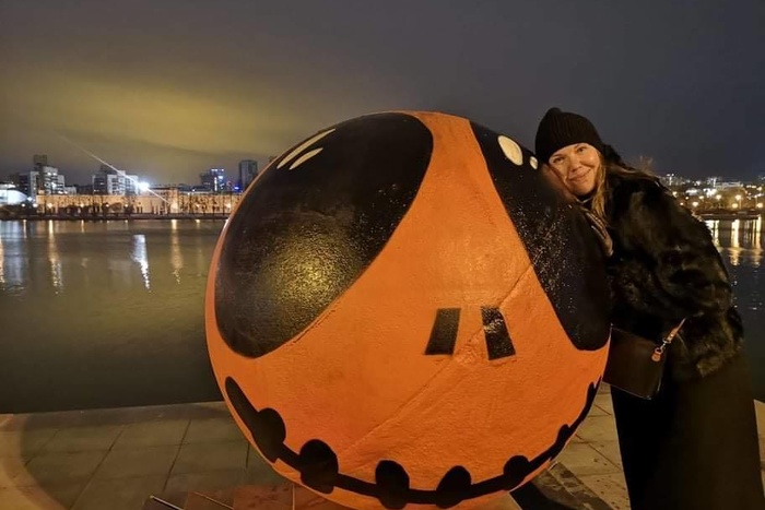 Гранитные шары на набережной Исети снова преобразились — в честь Хэллоуина