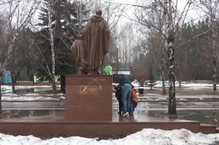 В Свердловской области вандалы осквернили памятники Герою России, героям войны и труженикам тыла