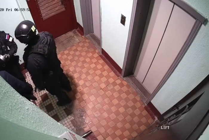 СМИ: ОМОН по ошибке ворвался в квартиру жительницы Алтая