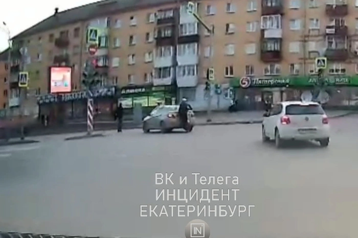 На проспекте Космонавтов парень на электросамокате врезался в машину и уехал с места происшествия