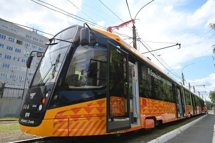 Денис Паслер и Алексей Орлов запустили в Екатеринбурге первый в РФ пятисекционный трамвай