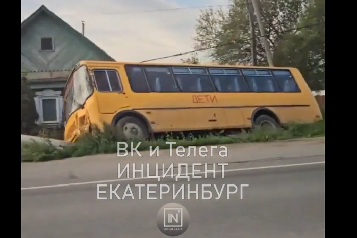 В Свердловской области детский автобус вылетел в кювет