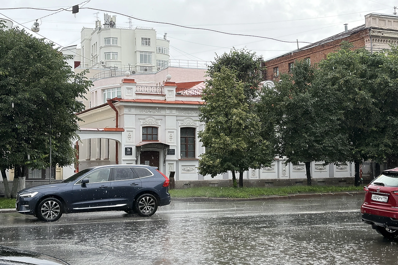 Свердловчанам пообещали град, ливни и шквалистый ветер