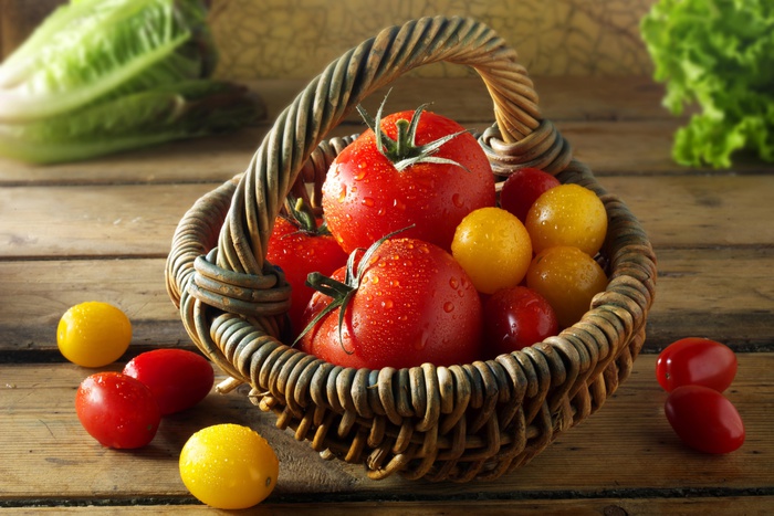 Медики: На голодный желудок нельзя есть томаты, йогурт и зеленые овощи