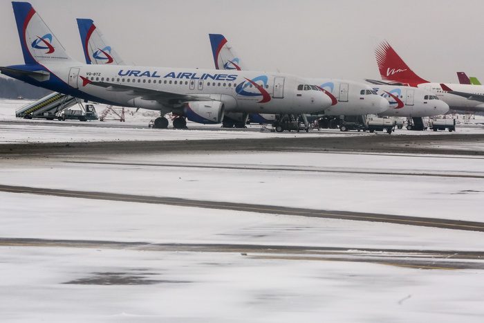 «Уральские авиалинии» опровергли данные о спуске пассажиров по надувному трапу