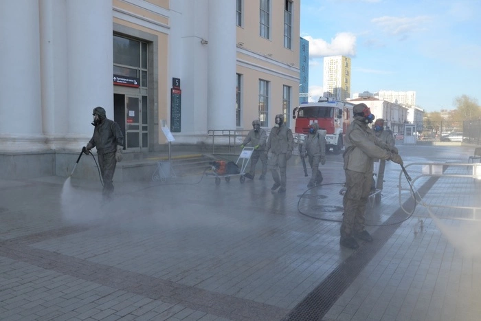 «Ушло 3 тысячи литров раствора»: железнодорожный вокзал продезинфицировали от коронавируса