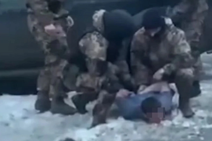 В Екатеринбурге ОМОН жестко задержал контрабандиста, который отправил в Китай драгоценные камни