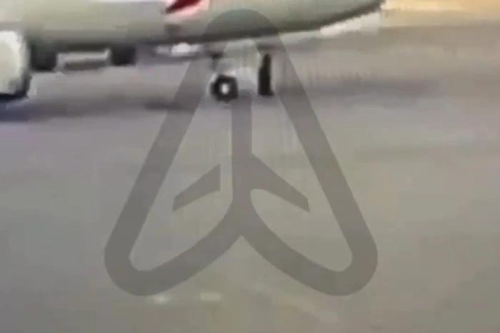 Появилось видео наезда самолета «Уральских авиалиний» на молодого парня в Екатеринбурге