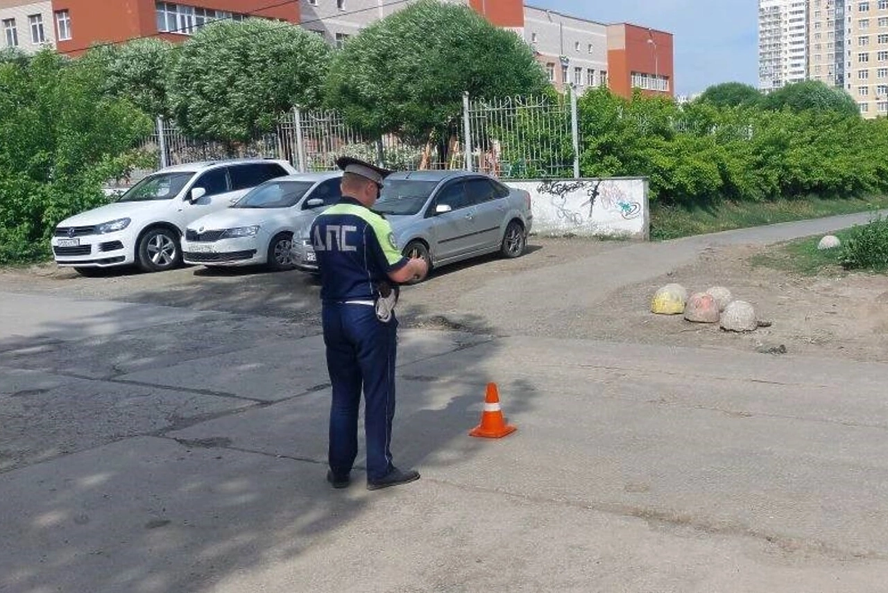 В Екатеринбурге подросток на электросамокате сбил 6-летнего ребёнка