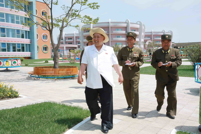 Ким Чен Ын похвалил аэропорт, за который расстреляли дизайнера
