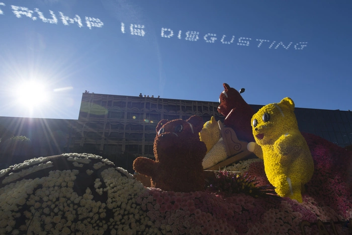 Оскорбления в адрес Трампа появились в небе над Калифорнией