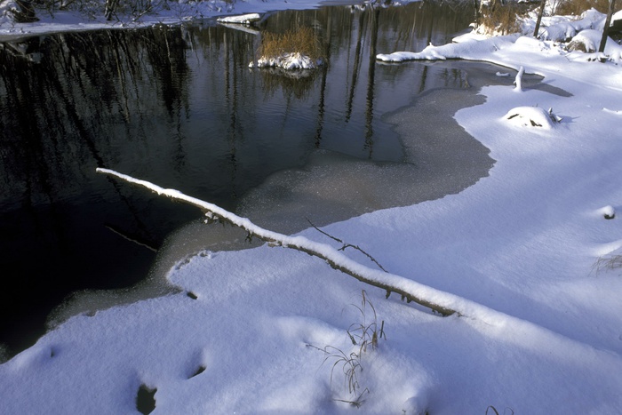 УАЗ с рыбаками провалился под лед на Урале, один человек погиб