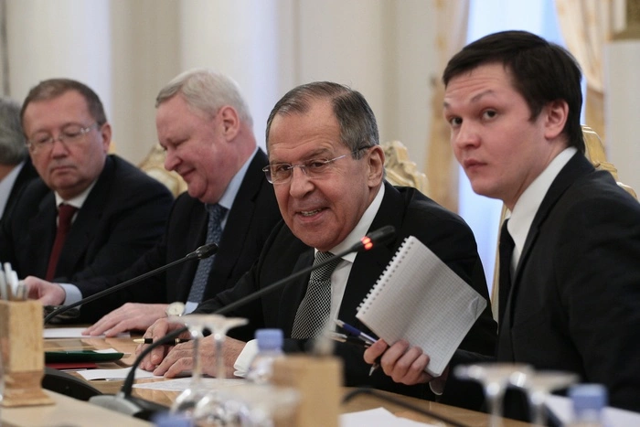 Лавров и Джонсон обменялись шутками про пальто