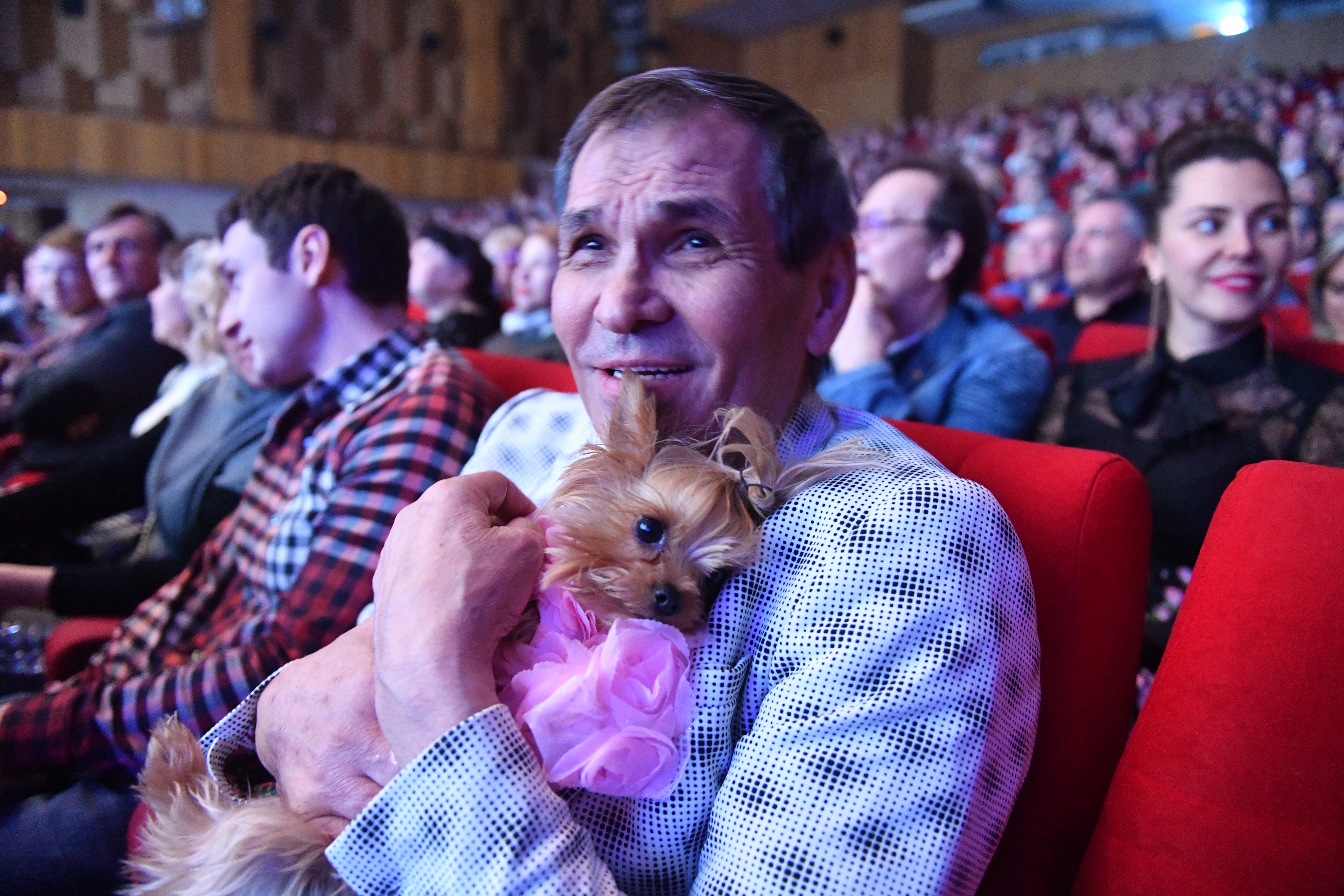 Шоубизнес свежие новости на сегодня в россии. Бари Алибасов. Бари Алибасов кот. Алибасов собака породы. Бари Алибасов с собакой.