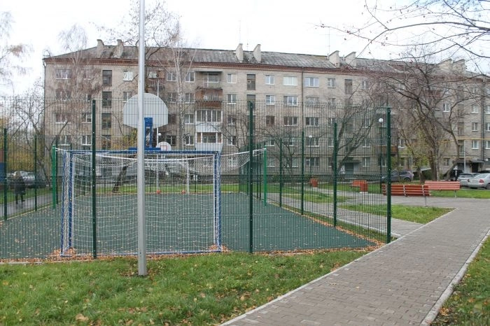 В Екатеринбурге во дворе одного из домов на детской площадке ножом ранили женщину